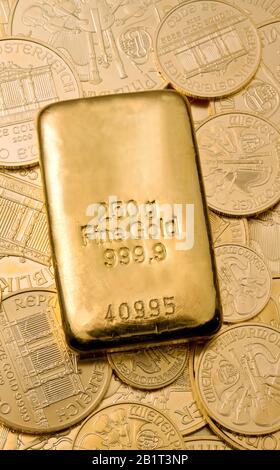 Geldanlage in echtem Goldbarren Goldmuenzen und als d'Or Banque D'Images