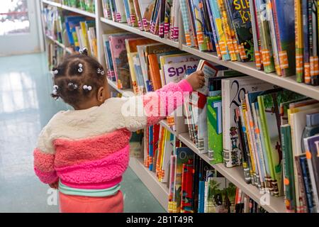 Detroit, Michigan - Elizabeth Randall, une année, explore les livres de la Jefferson Branch de la bibliothèque publique de Detroit. Banque D'Images