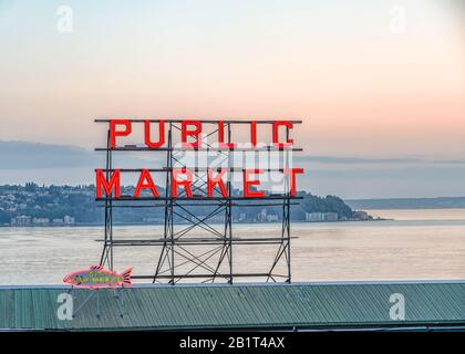 Seattle WA, États-Unis - 1 juin 2014 : les lettres néons rouges du marché public Pike Place s'illuminent le matin au soleil dans le centre-ville de Seattle. Banque D'Images