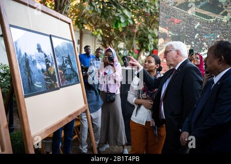 Khartum, Soudan. 27 février 2020. Le président fédéral Frank-Walter Steinmeier (2ème de droite) montre des photos des soulèvements de 2019 qui ont conduit au changement de gouvernement dans le jardin de la résidence de l'ambassadeur allemand Klöckner. Le président fédéral Steinmeier est en visite de deux jours au Soudan. Crédit: Bernd Von Jutrczenka/Dpa/Alay Live News Banque D'Images