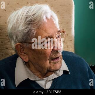 Dossier : 27 février 2020. M. Bob Weighton, Du Hampshire, En Angleterre. Le Royaume-Uni est devenu l'homme le plus âgé au monde à l'âge de 111 ans après la mort d'un homme japonais de 112 ans. Photo originale prise le 23 août 2017 dans son salon. Crédit: Ernesto rogata/Alay Live News Banque D'Images