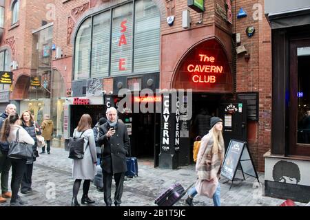 Touristes en dehors du club de caverne de liverpool angleterre Royaume-Uni Banque D'Images