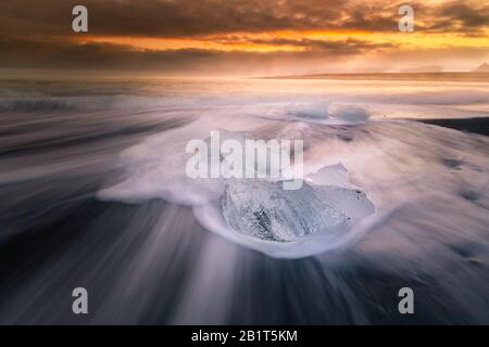 Plage de glace de diamant à côté du glacier du lagon de Jokulsarlon depuis le glacier de Vatnajökull dans le sud de l'Islande. Banque D'Images