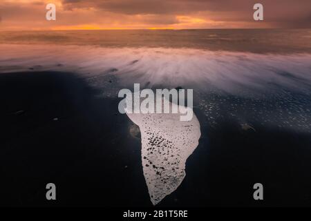 Plage de glace de diamant à côté du glacier du lagon de Jokulsarlon depuis le glacier de Vatnajökull dans le sud de l'Islande. Banque D'Images