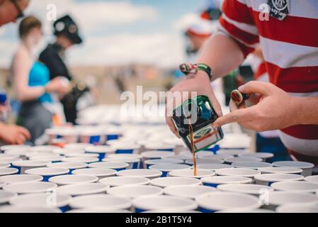 Dream City, Roskilde Festival 2017 avec des personnes excitées buvant et profitant du soleil. Roskilde, Danemark Banque D'Images