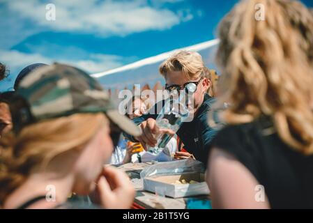 Dream City, Roskilde Festival 2017 avec des personnes excitées buvant et profitant du soleil. Roskilde, Danemark Banque D'Images