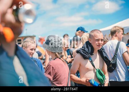 Dream City, Roskilde Festival 2017 avec des personnes excitées buvant et profitant du soleil. Roskilde, Danemark Banque D'Images