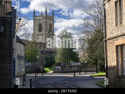 Église St Edburgs Bicester, à la jonction de Church Street et Causeway. Tourné le jour ensoleillé, fin d'hiver. Montrant la tour de l'église. Une personne. Banque D'Images