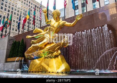 New York City, États-Unis - 3 août 2018 : Prométhée est une sculpture dorée en bronze de Paul Manship, située au-dessus de la plaza inférieure de Rockefeller Cente Banque D'Images