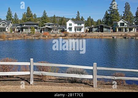 Une rue résidentielle sur un lac urbain à Bend, Oregon. Banque D'Images