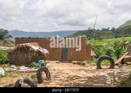 Gabela / Kwanza Sul / Angola - 02 25 2020: Vue du village traditionnel, chaume sur les maisons de toit et les murs en briques de terre cuite, ciel nuageux comme arrière-plan, Banque D'Images