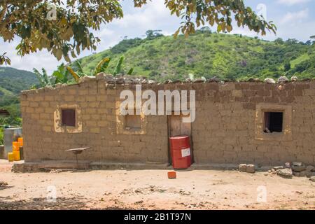 Gabela / Kwanza Sul / Angola - 02 25 2020: Vue du village traditionnel, chaume sur les maisons de toit et les murs en briques de terre cuite, ciel nuageux comme arrière-plan, Banque D'Images