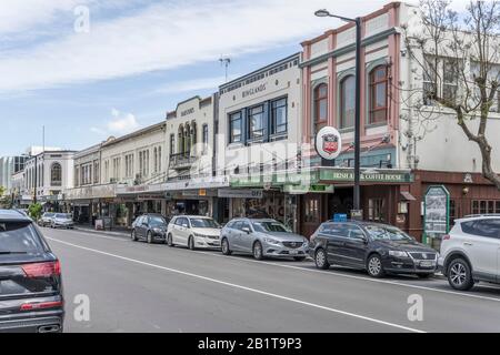 Napier, NOUVELLE-ZÉLANDE - 11 novembre 2019: Paysage urbain avec passerelle couverte commerciale dans des bâtiments historiques pittoresques, tourné dans le vif printemps Banque D'Images