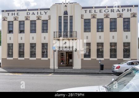 Napier, NOUVELLE-ZÉLANDE - 11 novembre 2019: Paysage urbain avec décor 30 du pittoresque bâtiment historique de style "The Daily Telegraph" commercial sur le centre Banque D'Images