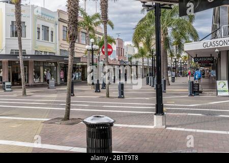 Napier, NOUVELLE-ZÉLANDE - 11 novembre 2019: Paysage urbain avec palmiers dans la rue avec les bâtiments historiques pittoresques de la trentaine, tourné dans le printemps lumineux li Banque D'Images