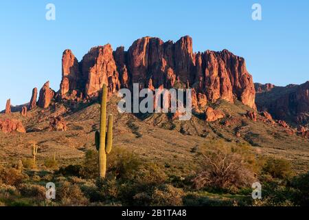 Vue panoramique sur les montagnes Superstition dans le parc national Lost Dutchman près de Phoenix, Arizona Banque D'Images