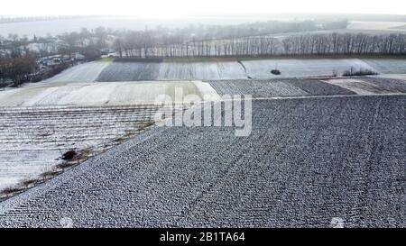 Neige et mauvais temps au printemps par lesquels les récoltes d'hiver sont perdues. Banque D'Images