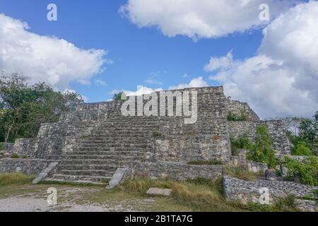 Dzibilchaltun, Yucatan, Mexique: Structure 36, une pyramide à étages avec escalier central, au coin nord-est de la place principale. Banque D'Images