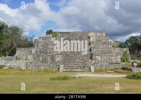 Dzibilchaltun, Yucatan, Mexique: Structure 36, une pyramide à étages avec escalier central, au coin nord-est de la place principale. Banque D'Images