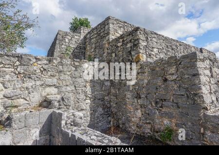 Dzibilchaltun, Yucatan, Mexique: Détail de la structure 36, une pyramide à niveaux avec un escalier central, au coin nord-est de la place principale. Banque D'Images