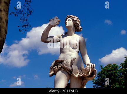 Statue dans le jardin du château de Versailles. Yvelines. France Banque D'Images