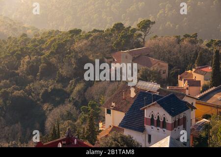 Maisons au sommet de la montagne Tibidabo dans la chaîne de montagnes de Collserola, à côté de Barcelone, à Catalogne. Banque D'Images