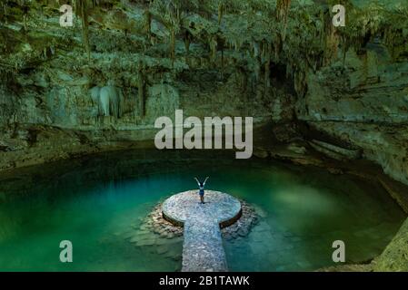 Femme bénéficiant de la vue de Suytun Cenote du haut Yucatan Mexique Amérique du Nord Banque D'Images