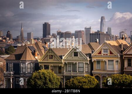 Painted Ladies maisons et les gratte-ciel de San Francisco à l'arrière, État de Californie, États-Unis. Banque D'Images