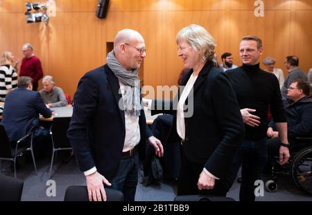 Hambourg, Allemagne. 27 février 2020. Michael Westhagemann (non-parti), sénateur pour les affaires économiques de Hambourg, accueille Dorothee Stapelfeldt (SPD), sénateur pour le développement urbain de Hambourg, lors d'une réunion des anciens et nouveaux membres de la faction SPD au Parlement de Hambourg. Crédit: Daniel Reinhardt/Dpa/Alay Live News Banque D'Images