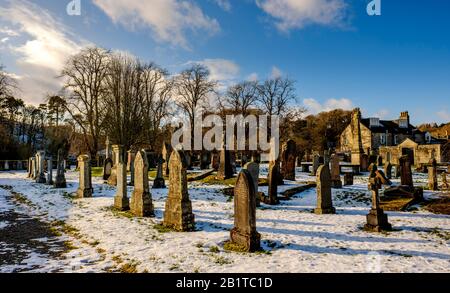 Cimetière de l'église St Andrew dans le village de West Linton aux frontières écossaises, à 26 kilomètres au sud d'Édimbourg, en Écosse Banque D'Images