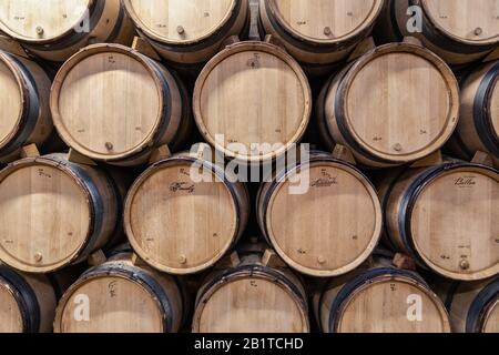 France Bourgogne 2019-06-20 tonnos de chêne de bois empilés dans une cave ancienne. Concept brasserie fond, dégustation professionnelle, amateur de vin, somm Banque D'Images