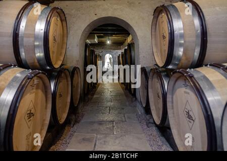 France Bourgogne 2019-06-20 fûts de chêne en bois empilés dans une cave ancienne. Concept brasserie fond, degustation professionnelle, winelover, somm Banque D'Images