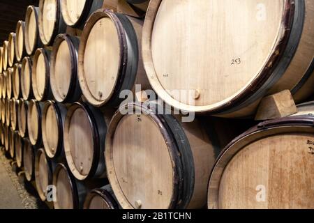 France Bourgogne 2019-06-20 vins en chêne empilés dans une cave ancienne. Concept brasserie fond, dégustation professionnelle, amoureux du vin, som Banque D'Images