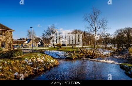 L'eau de Lyne qui traverse le village de West Linton aux frontières écossaises, à 26 kilomètres au sud d'Édimbourg, en Écosse Banque D'Images