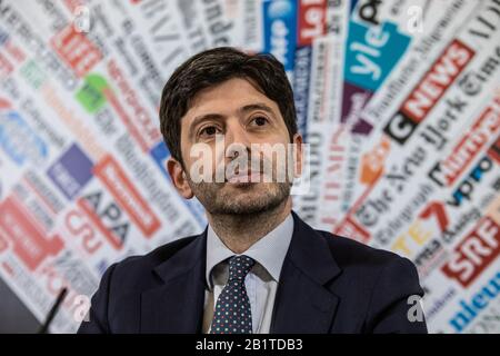 Roberto Speranza, ministre italien de la Santé, se penche sur la conférence de presse de Coronavirus au bureau de presse étranger de Rome. Banque D'Images