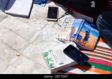 Mongolie Ulgii 2019-05-03 les voyageurs planifient leur voyage, en montrant leur destination sur la carte, le guide, les notes de voyage. Concept globetrotters recherchant l'emplacement, mak Banque D'Images