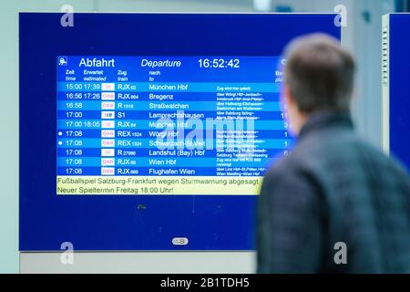 Salzbourg, Autriche. 27 février 2020. Football: Europa League, knockout rounds, intermédiaire round, deuxième jambes, FC Red Bull Salzburg - Eintracht Frankfurt. Un homme regarde un panneau d'information à la gare principale, qui informe sur le report du jeu en raison d'un avertissement d'ouragan. Crédit: Uwe Anspach/Dpa/Alay Live News Banque D'Images