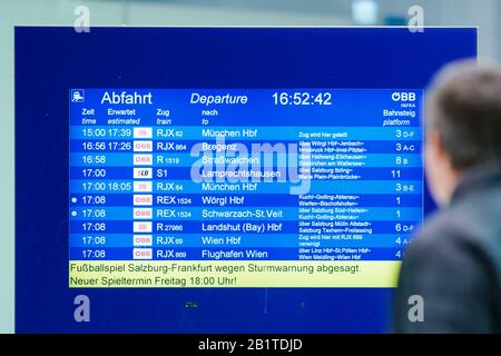 Salzbourg, Autriche. 27 février 2020. Football: Europa League, knockout rounds, intermédiaire round, deuxième jambes, FC Red Bull Salzburg - Eintracht Frankfurt. Un homme regarde un panneau d'information à la gare principale, qui informe sur le report du jeu en raison d'un avertissement d'ouragan. Crédit: Uwe Anspach/Dpa/Alay Live News Banque D'Images