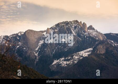 Castle Rocks North Mountains à Sequoia et Kings Canyon National Park en Californie, États-Unis. Banque D'Images