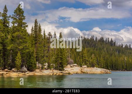 Lac Tenaya dans la montagne de la Sierra Nevada, mont Dane en arrière-plan. Parc National De Yosemite, Californie, États-Unis. Banque D'Images