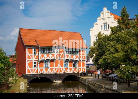 Maison à colombages au-dessus du cours d'eau Grube, Hanseatic City of Wismar, Mecklembourg Vorpommern, Allemagne Banque D'Images