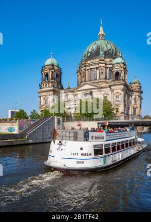 Bateau d'excursion sur la Spree, la cathédrale de Berlin, Berlin, Allemagne Banque D'Images