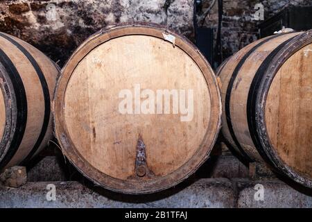 Géant en bois de chêne vin empilées en lignes. Le vieillissement, la fermentation, la stocker dans la vieille cave à vin. Sommelier Concept voyage, excursion à Bourgogne Winery, c Banque D'Images