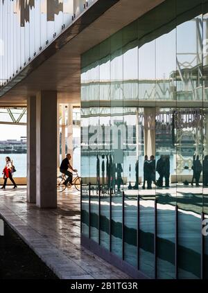 Bâtiment moderne près du quai de Málaga, Espagne Banque D'Images