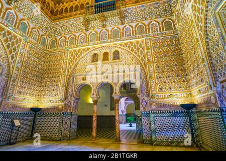 Séville, ESPAGNE - 1er OCTOBRE 2019 : la salle des Ambassadeurs du Palais Royal Alcazar avec ses décorations en pierre et plâtre sculpté est une perle de l'art mudejar Banque D'Images