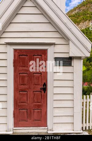 UNDREDAL, COMTÉ de VESTLAND, NORVÈGE - porte avant de l'église d'Undragal Stave, construite 1147. Banque D'Images