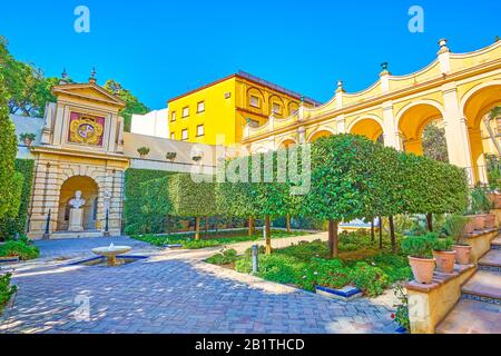 Séville, ESPAGNE - 1er OCTOBRE 2019: La petite cour du complexe Alcazar avec jardin pittoresque et niche avec le buste du roi Pedro I, le 1er octobre En Se Banque D'Images