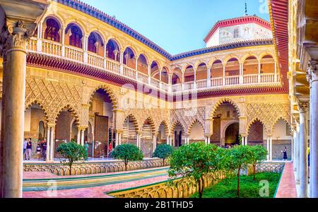 Séville, ESPAGNE - 1 OCTOBRE 2019: Patio de las Doncellas dans le palais de l'Alcazar est un bel exemple de mudejar bâtiments de style avec des décorations intérieures étonnantes, o Banque D'Images