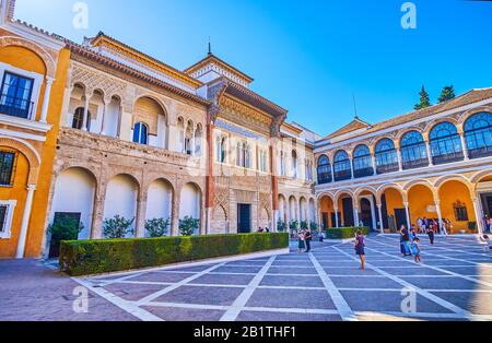 Séville, ESPAGNE - 1er OCTOBRE 2019 : vue sur la façade du magnifique palais Pedro I avec portail en pierre sculpté du complexe Alcazar, le 1er octobre à Sevill Banque D'Images