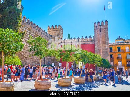 Séville, ESPAGNE - 1er OCTOBRE 2019 : la longue file d'attente de Puerta del Leon à l'entrée du Palais Royal Alcazar, le 1er octobre à Séville Banque D'Images